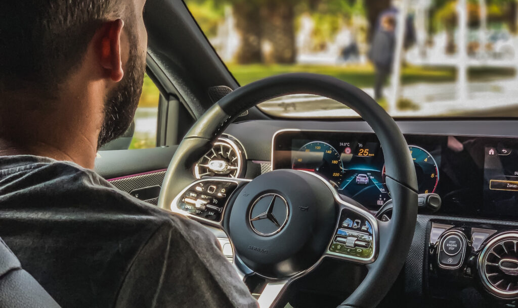 Ein Cockpit von einem Auto aus einem Fuhrpark